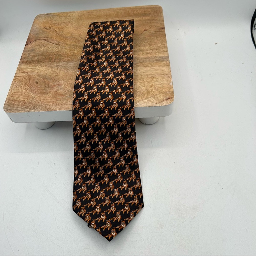 Museum Artifacts  Elegant Tiger Tie 100% Silk